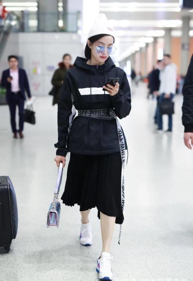 宋茜又开始秀腰了,这腰带勒这么紧,有点故意的吧?_卫衣_套装_衣服