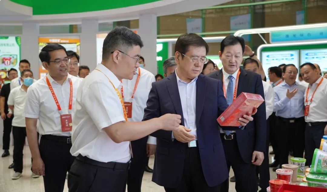 在大会期间,河南省省长王凯到绿色食品展区巡馆,来到中国酸辣粉之都