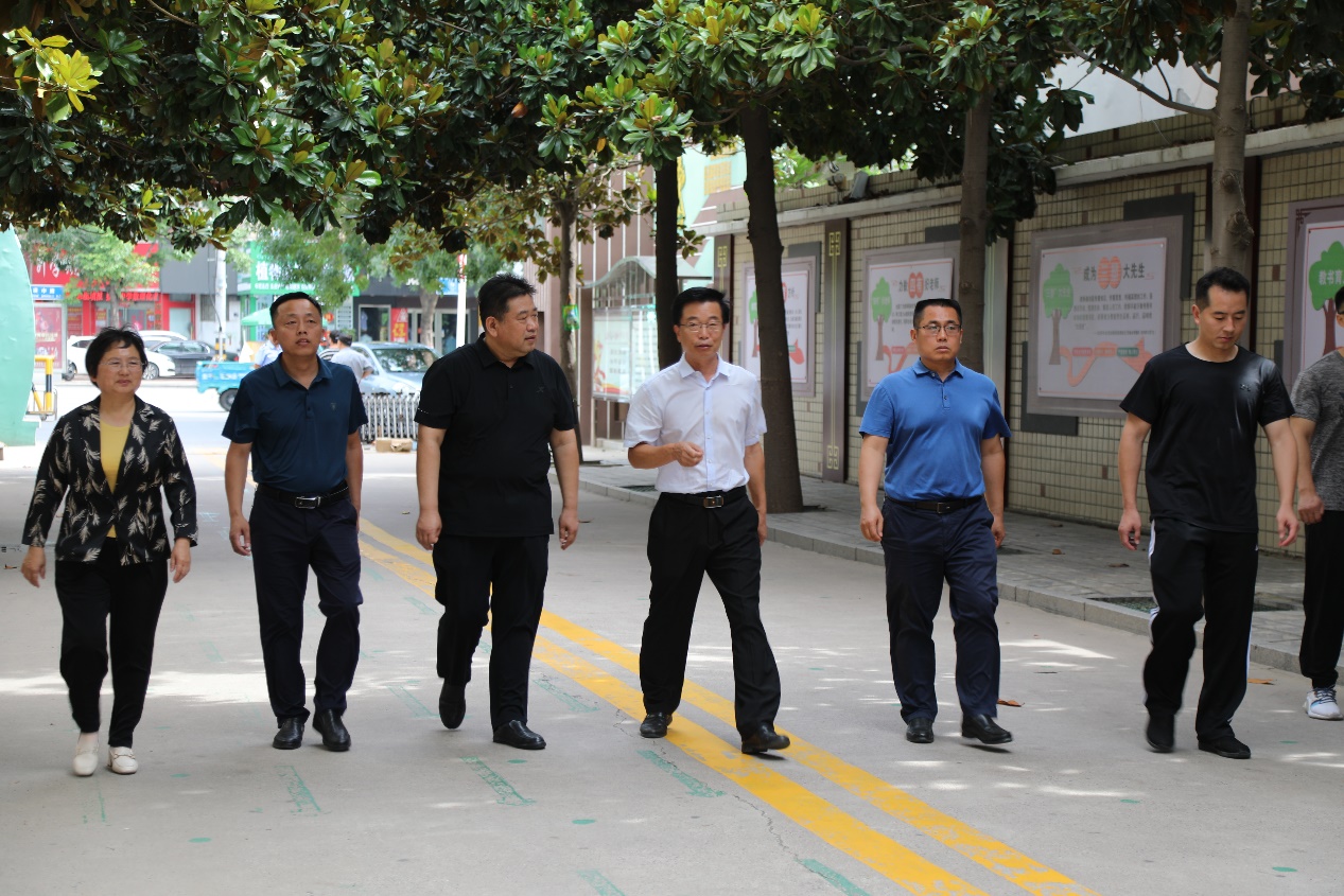 华龙区政法委副书记王登军一行五人到市子路小学督查指导防溺水工作