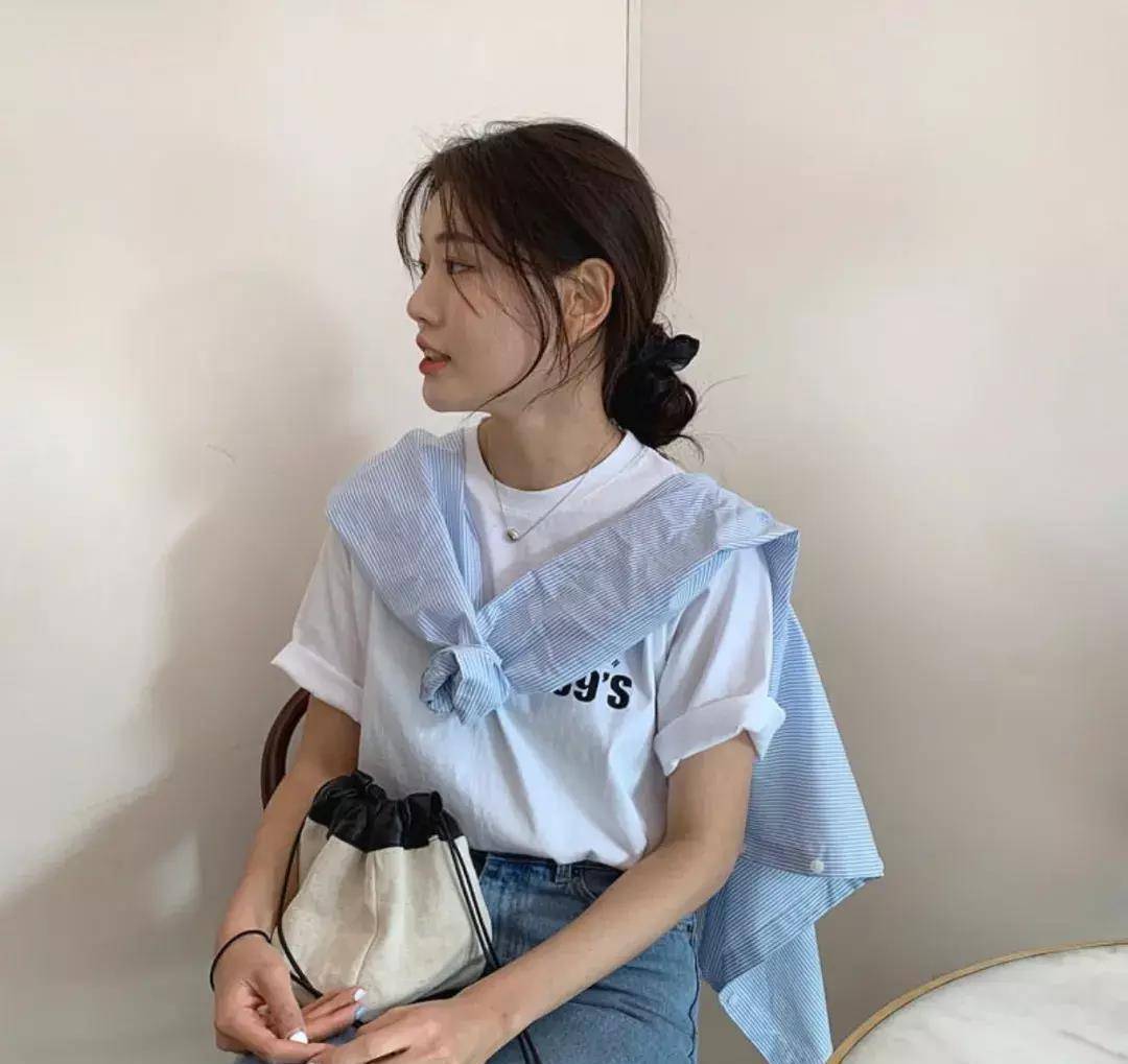 粒粒前段时间看的"潮流合伙人"里,吴亦凡就喜欢t恤外面叠穿工装马甲