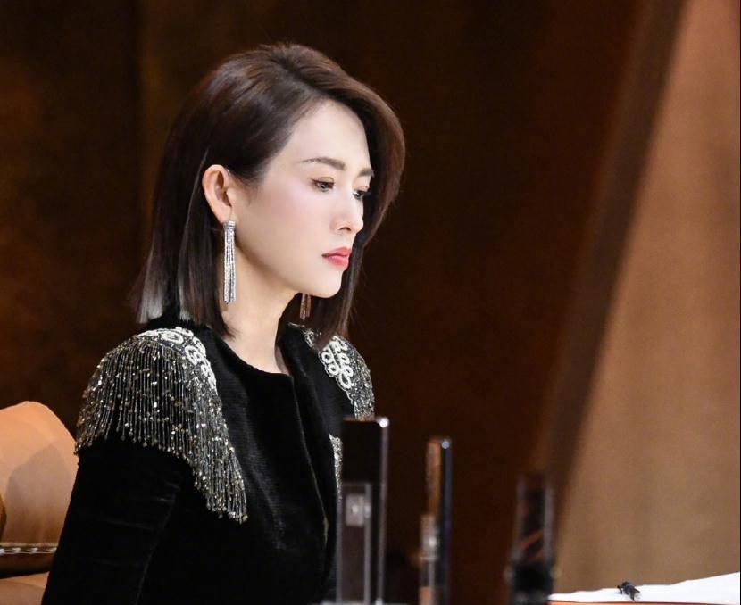 难怪说章子怡的少女感不足!