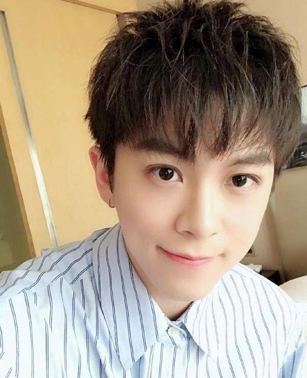 武艺与女友穿情侣装爱得高调!