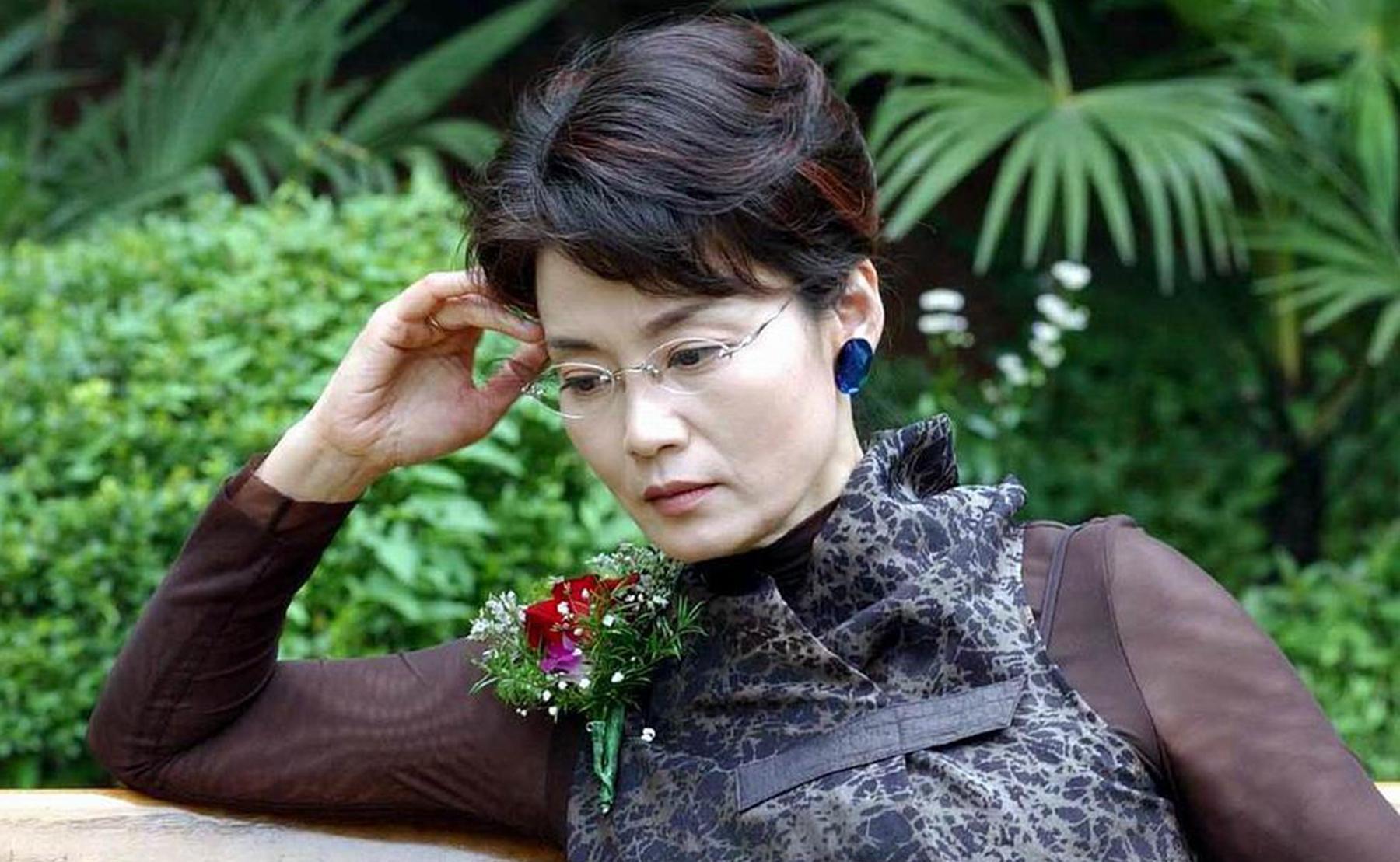 "婆婆专业户"潘虹:丈夫恋上小21岁女主持人,分手35年仍爱前夫_家山