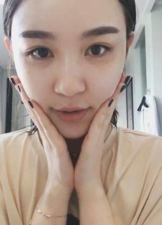 网红雪梨晒素颜自拍,被发现内眼线和眉毛都做了半永久_照片_化妆_眼睛