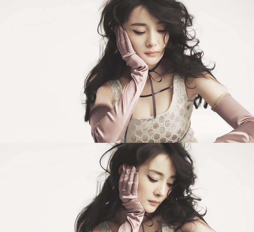 以往都是一头黑色长直发出镜的杨幂,这次换了造型,依旧驾驭得非常完美