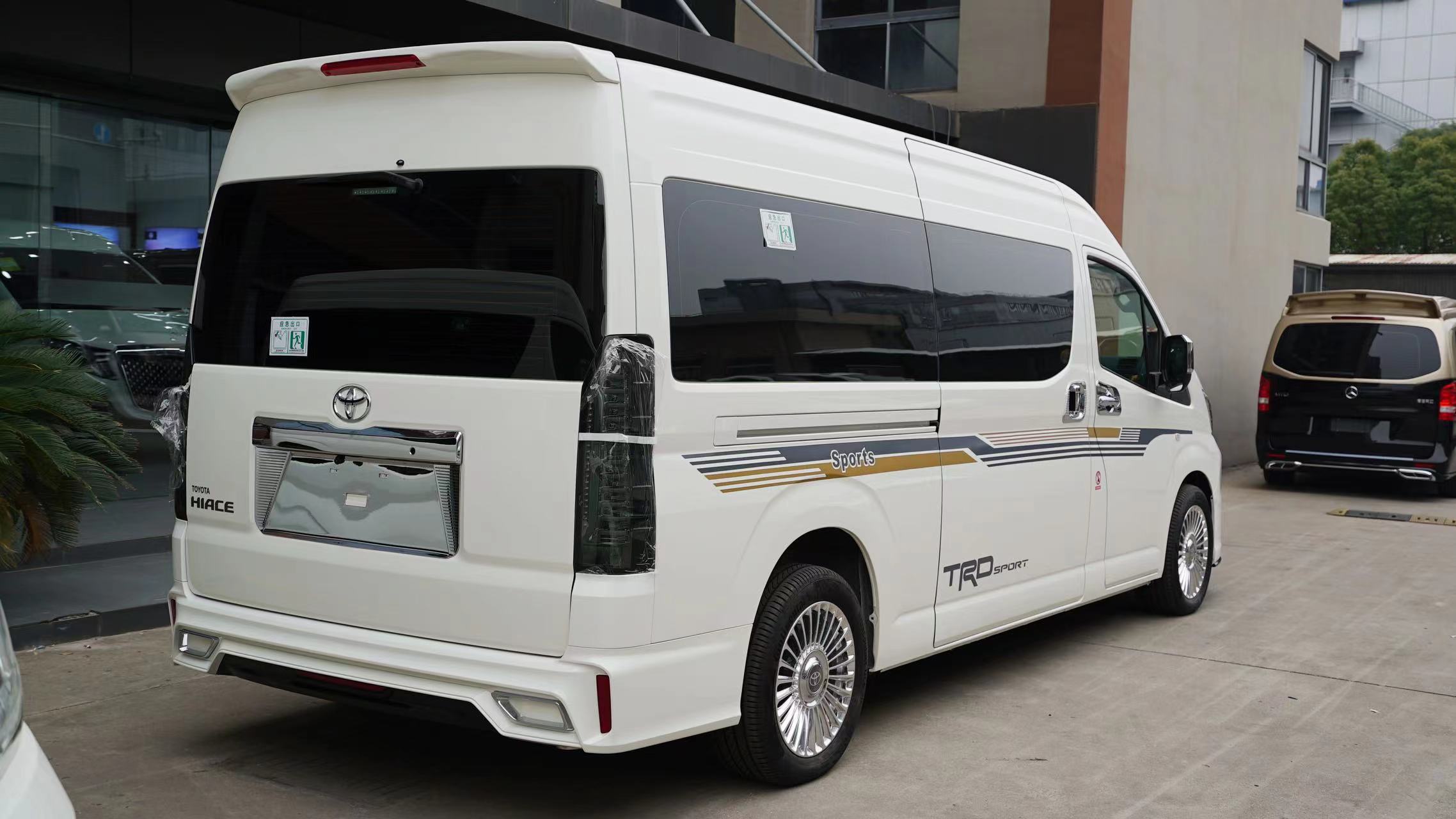 不用全隔断可以完成7 2进座进口丰田海狮hiace绿色内饰威尔法外观