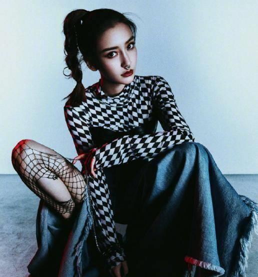 未来科技感十足的"机械公主",当杨颖穿上白色格子高领打底裤的时候,她