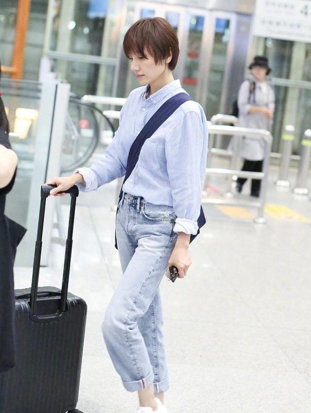 袁泉简直太年轻了,低调现身机场,娱乐圈的一股清流_显得_大气_黑色