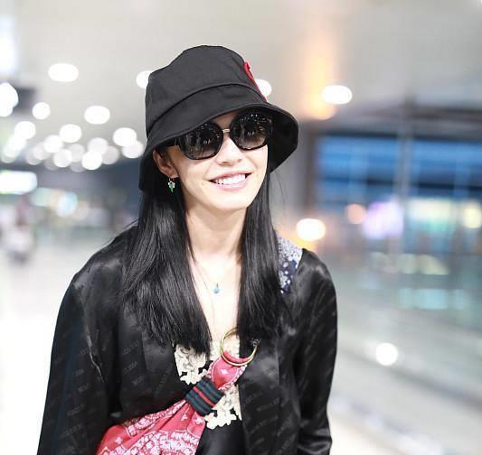 姚晨穿黑色连体裤显干练,机场一路甜笑心情大好_上身_时尚_外套