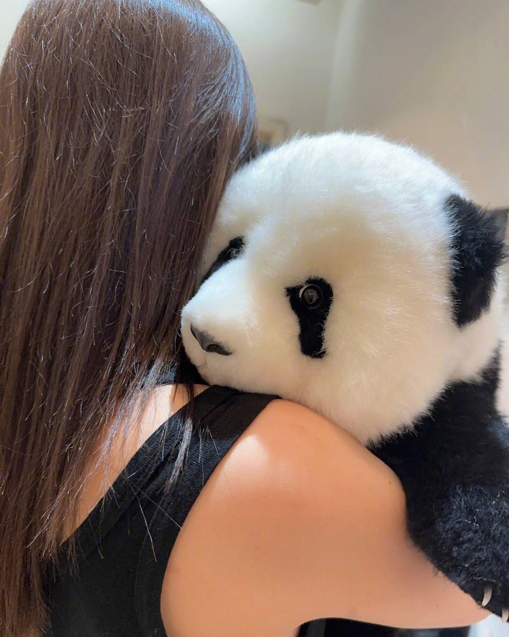 太可爱了！北京动物园熊猫馆新成员“亮相”，有点害羞_京报网