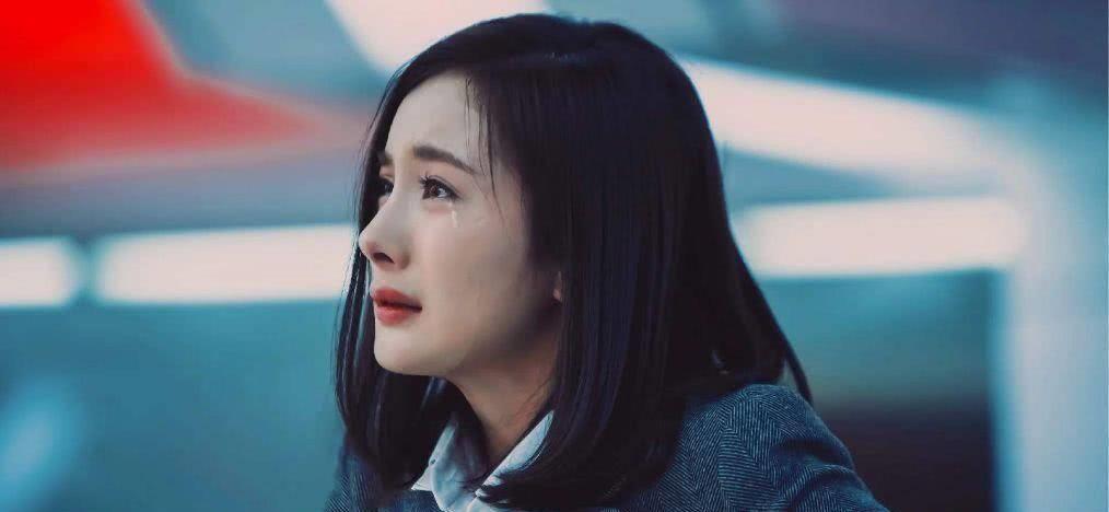 杨幂因不满恶意拍摄,竟差点和偷拍群众打一架,网友:给点私人空间吧_代