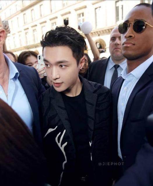 张艺兴海外人气爆棚,外国迷妹追星也疯狂,现场挤倒栏杆!