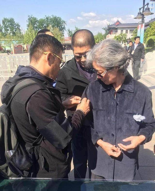 杨洁导演女儿.杨洁导演追悼会现场.手捧鲜