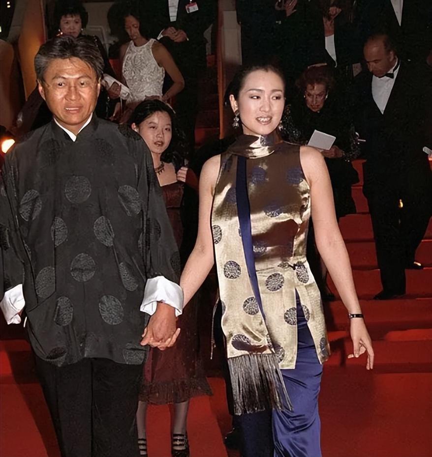 一张合影,将巩俐在娱乐圈的"地位",体现得淋漓尽致!_张艺谋_张末_感情