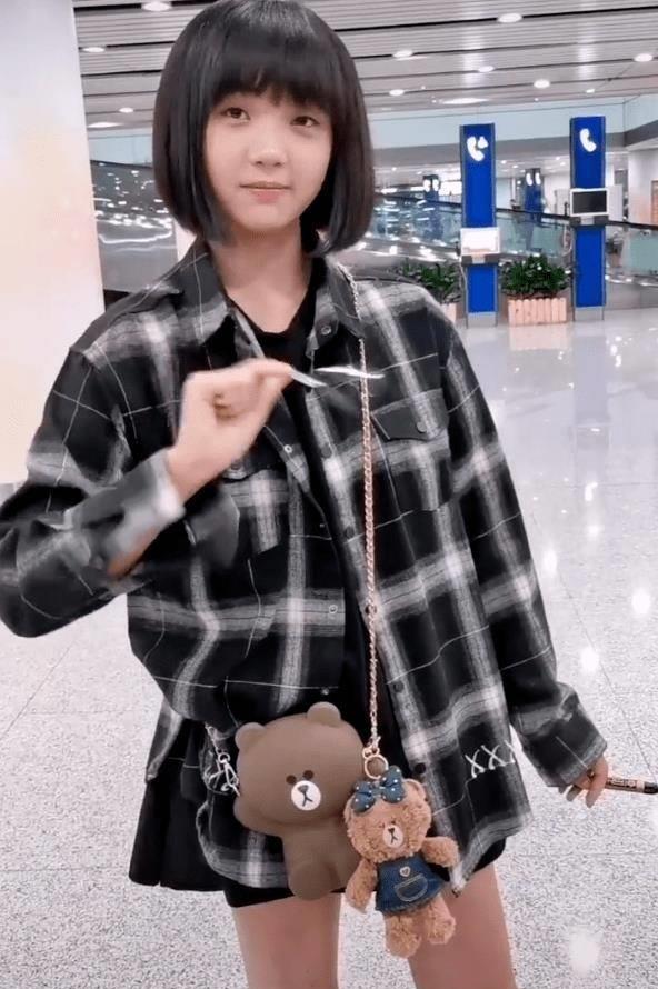 网友视角下的吕小雨,穿超大衬衣现身机场,像个移动的充气娃娃!