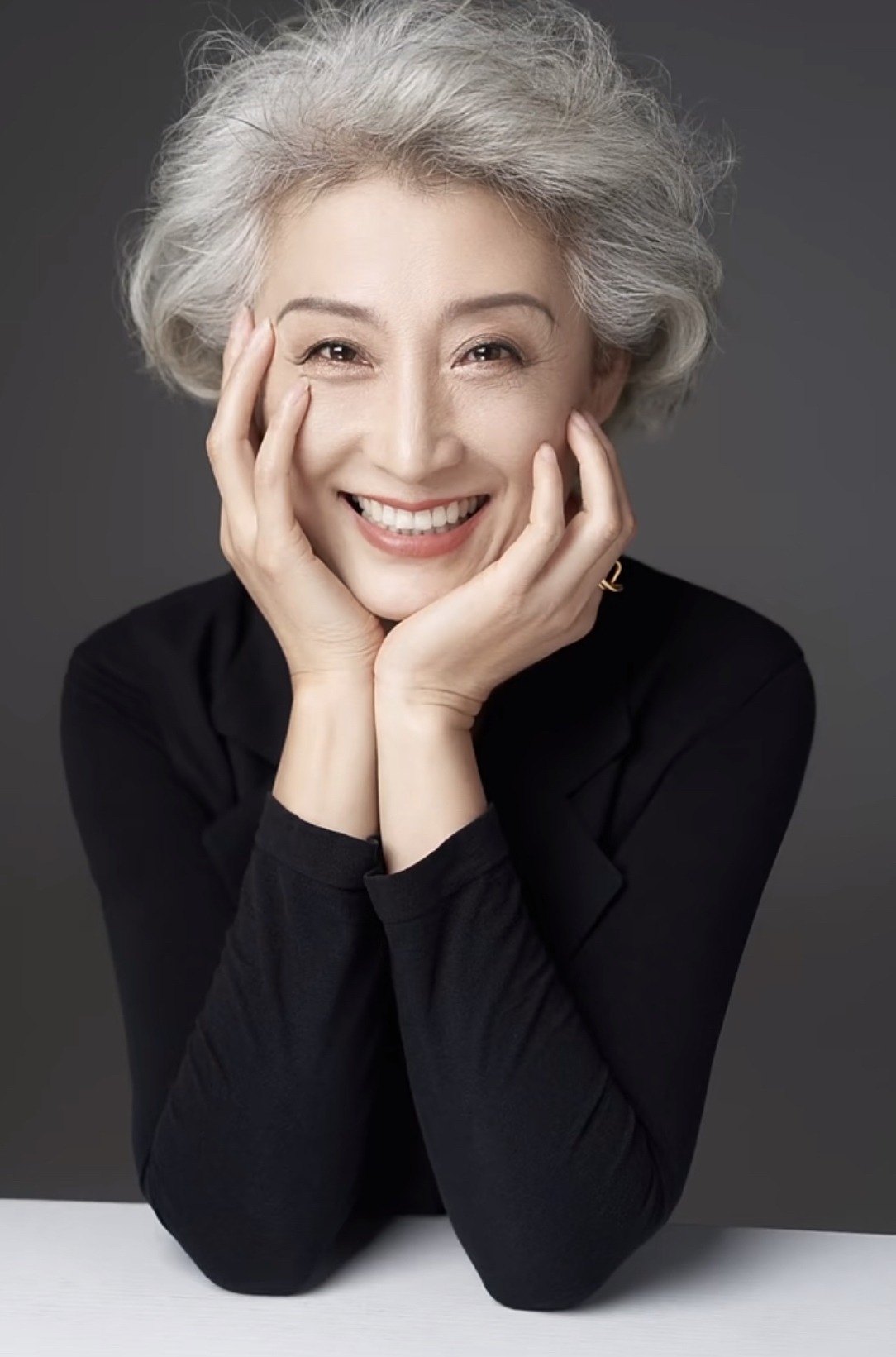 这才是优雅老去的65岁奶奶:白发不染,穿搭体面,不扮美也不服老_年龄