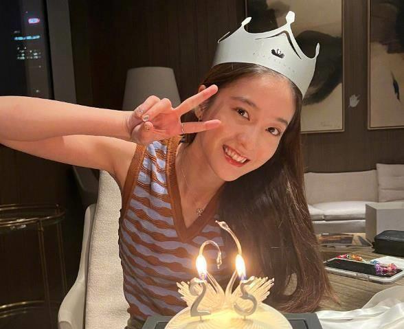 张雪迎25岁生日,近2000元的蛋糕显豪华,被称作"宝贝"一脸甜笑_鲜花