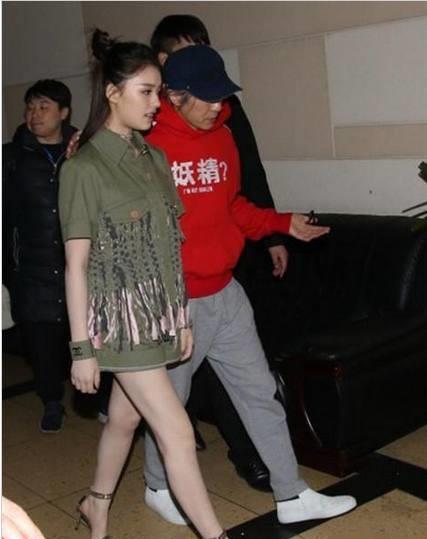 周星驰和林允搭肩亲密热聊,衣服上"妖精"太刺眼,网友却尴尬了_林允聊