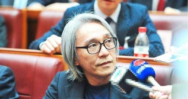周星驰的头发怎么越来越白了?