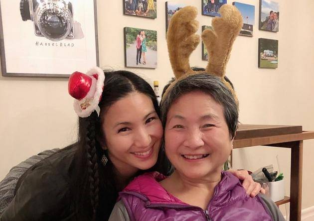 郑佩佩女儿怀孕拍写真,体态纤瘦肥肚不肥身,外籍老公亲吻孕肚_原子