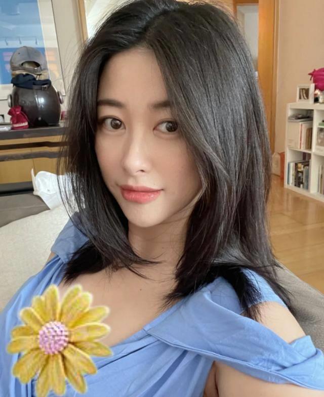 朱珠孕期拍照,化淡妆自拍巧妙避开孕肚_很漂亮_妈妈_摄像