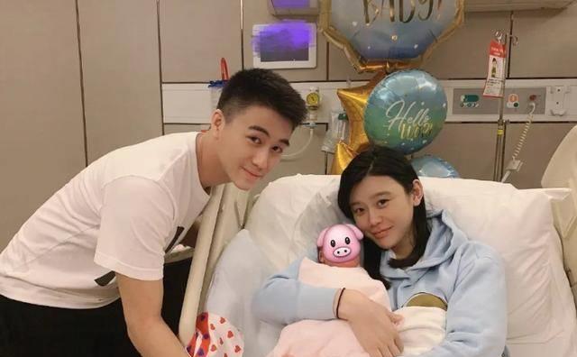 郑恺一家三口近照曝光,苗苗孕后保养状态佳,细腰长腿惹人慕_女儿_工作