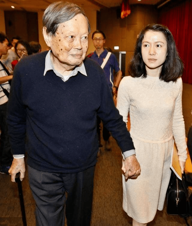 杨振宁跟好友聚会，翁帆素颜干净气质温柔，但脸终究是上了年纪！-杨振宁和翁帆的故事,是说什么的?