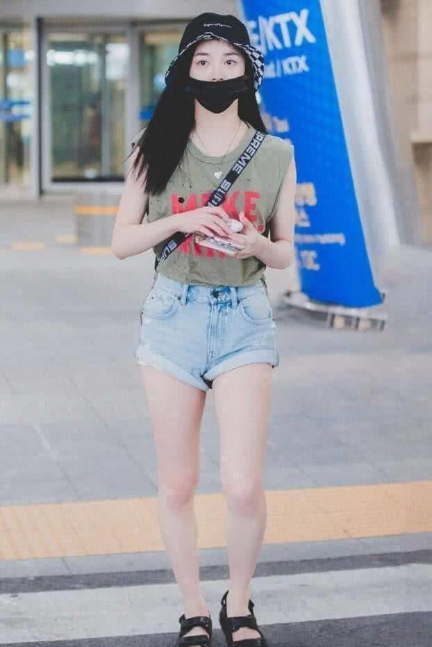 周洁琼穿搭是个迷,无限放大优点,时尚而且大胆_黑色_毛衣_棕色