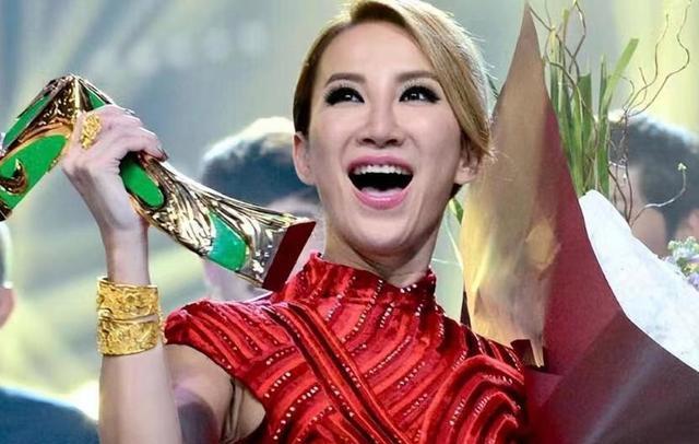 李玟去世让我懂了:笑,只是一种表情,不代表自己很快乐!