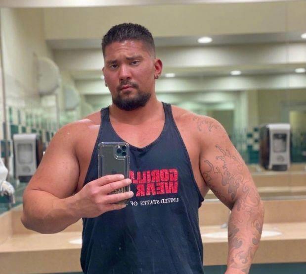 那博主可能起初就是想表达一下自己是从白瘦男孩练成了壮熊吧.