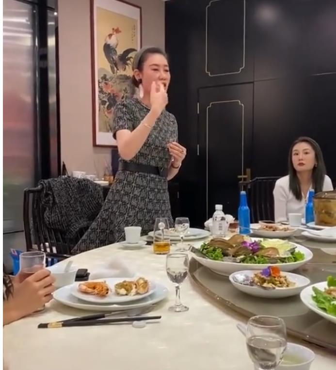 汤镇业携小25岁娇妻参加聚会,妻子温婉大气,疑与崩牙驹关系匪浅_邹