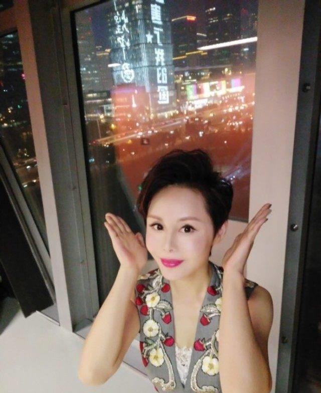 这位美女主播着装吸引眼球,但她爱做慈善_朱晓琳_体育_中国