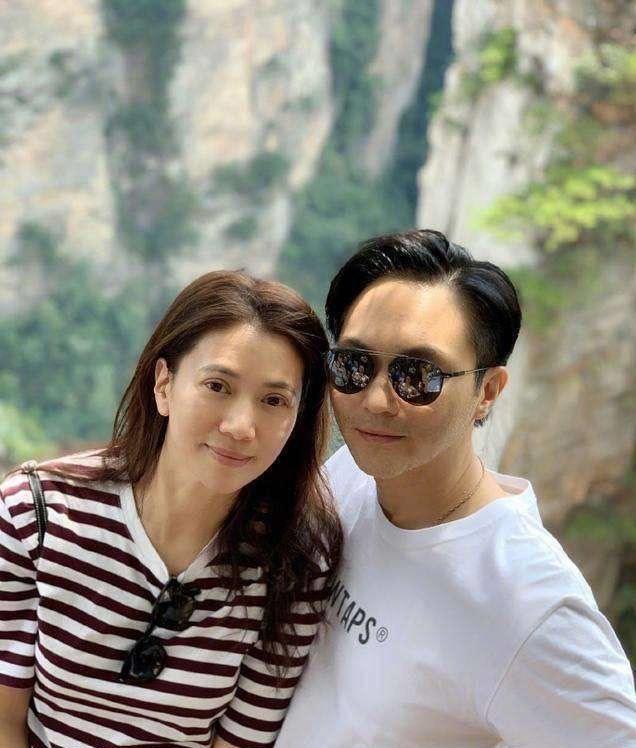 张智霖在情人节与妻子携手逛街,过程中实在令人发指!