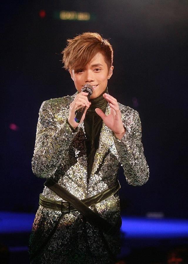 张敬轩将在香港九年的经历写进了这首歌,说住的地方朋友都不愿去_因为