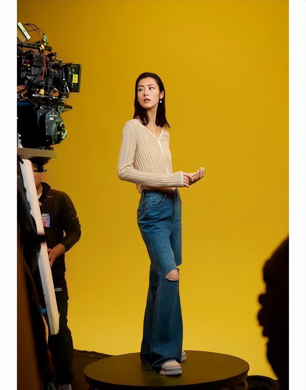 巴黎走秀:关晓彤下半身不见了,大表弟刘雯瘦了,超模捂着手臂引发争议