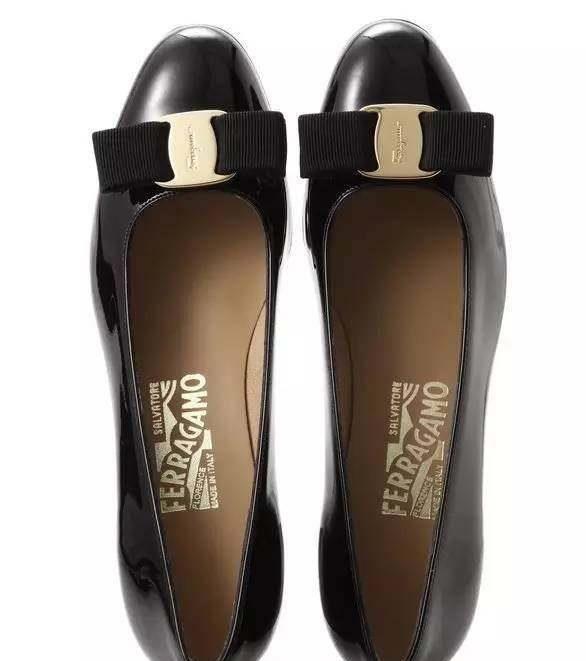 后来他开始为大明星们如audreyhepburn,marilynmonroe订制鞋子