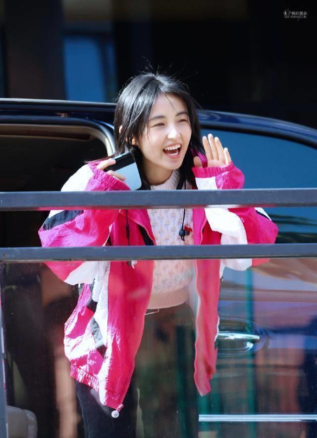 张子枫可算长开了,穿"鱼鳞裙"大胆秀美背,11岁就拿百花奖厉害_妹妹