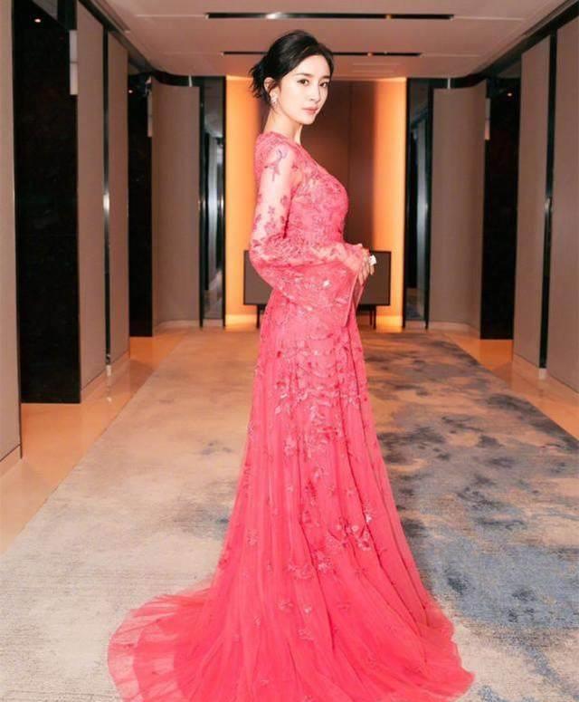 看到杨幂出席此次电影活动,她穿着一条桃红色的礼服,盘起了头发,整个