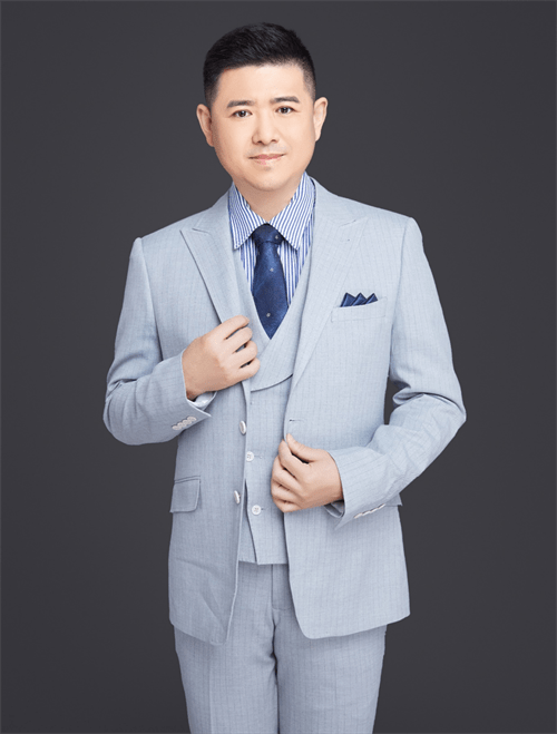 是:海之圣新视界执行总裁张瑜女士,海之圣新视界教育总裁孙浩原先生