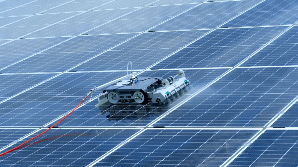 抬头望向屋顶,智能清洁机器人正依附着光伏板灵活地"行走"