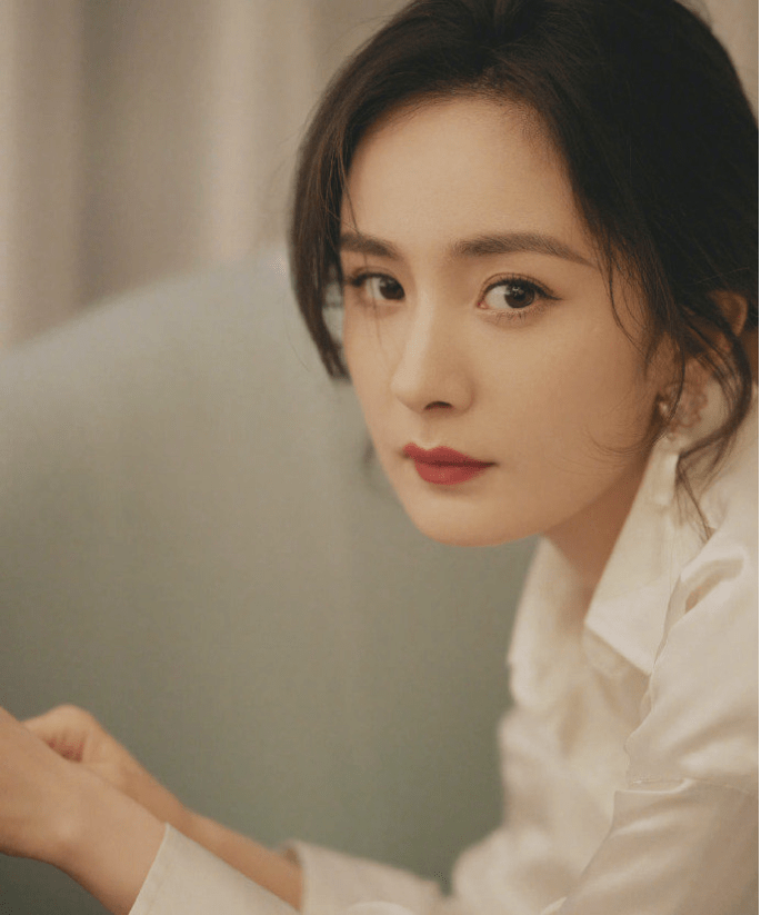 杨幂新照穿露脐装,腰太细马甲线清晰可见,男助理忍不住盯着看_腰围