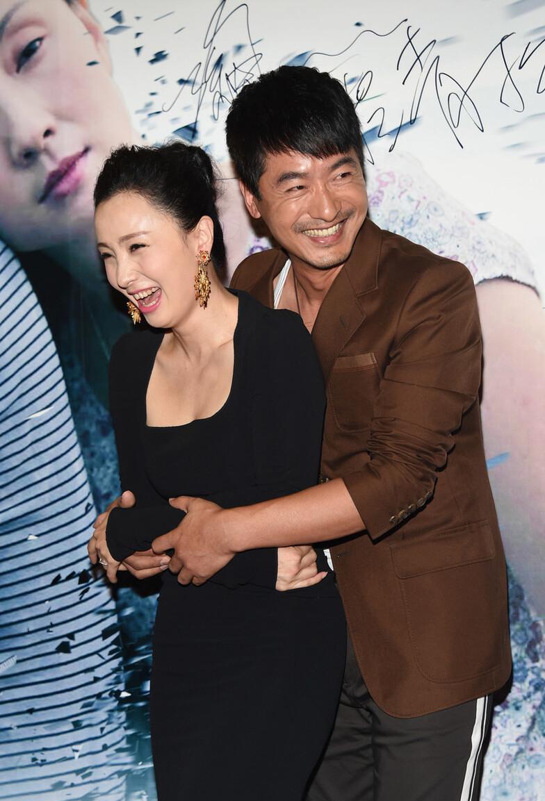 穿修身裙秀丰腴身姿,被郭晓东后背抱合不拢嘴_黑色_身材_连衣裙