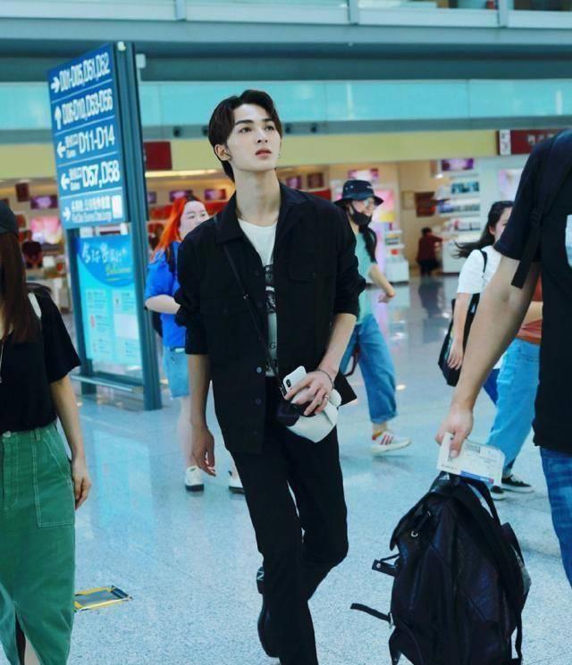 朱正廷真会打球,背着"兔子包"又酷又帅,孩子气?_个性_时尚_衬衫