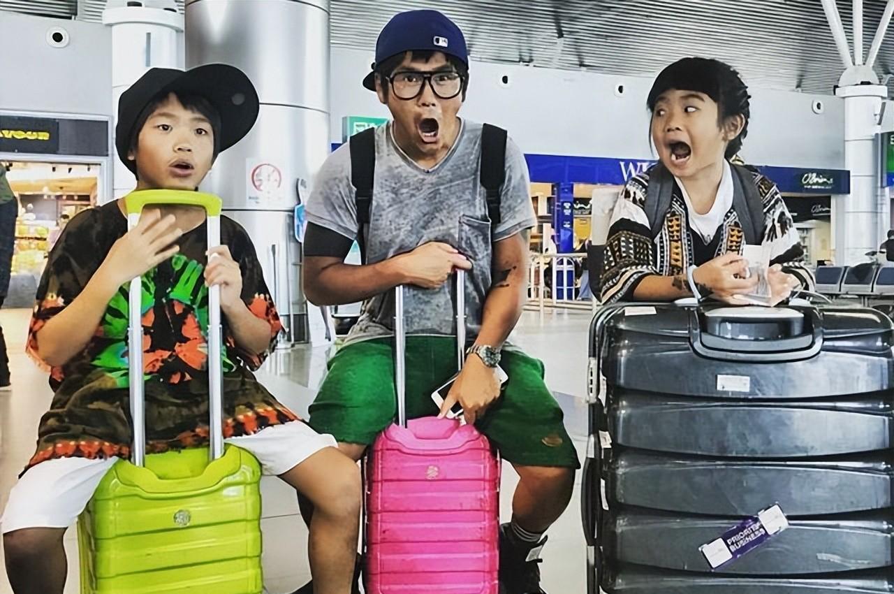 曹格一双儿女晒近照,14岁儿子身高超爸爸,12岁女儿穿露脐装很潮_潮流