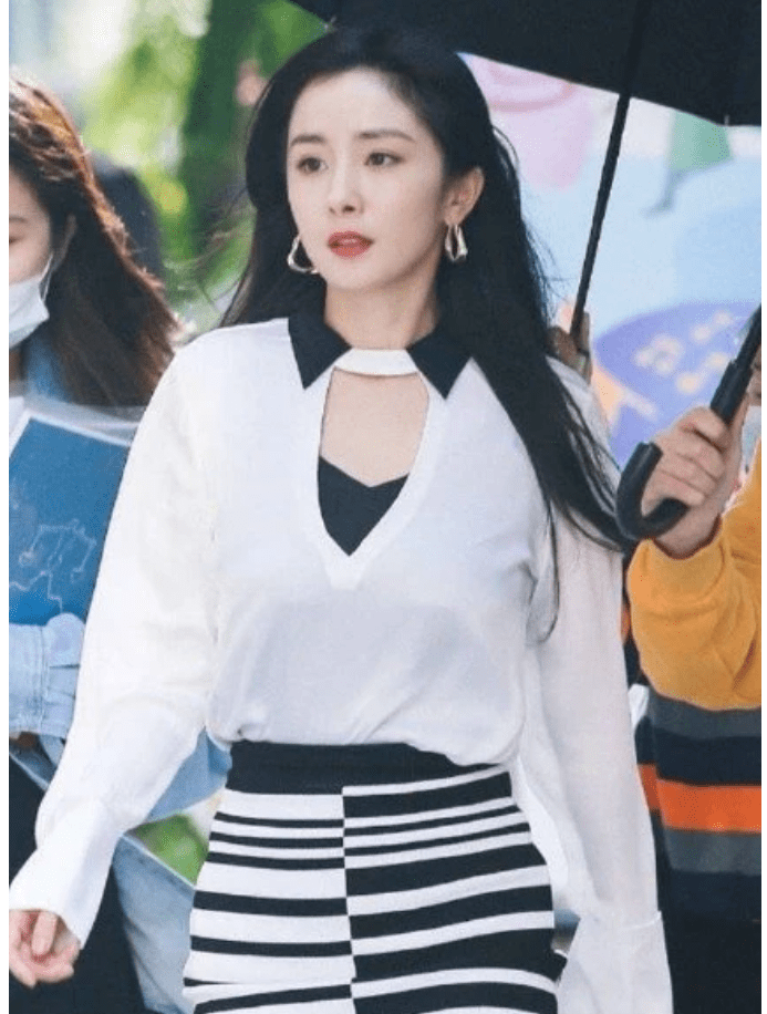 杨幂新照穿露脐装,腰太细马甲线清晰可见,男助理忍不住盯着看_腰围