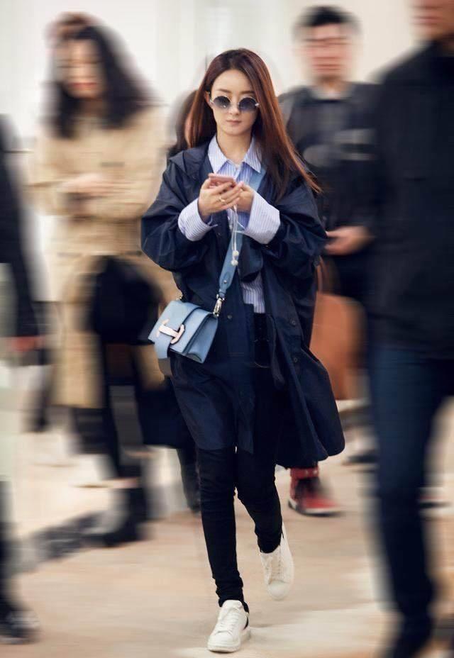 赵丽颖一身潮装现身机场,网友的关注点却不在衣服上!_感觉_明星_整体