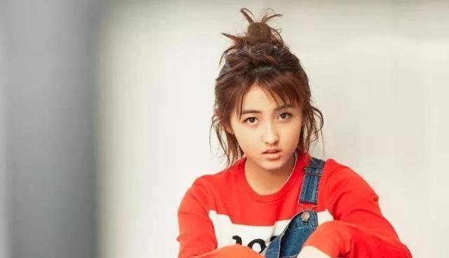 张子枫正式签约华谊,成为旗下的第100位艺人,年龄最小一位艺人_电影