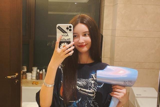 张大奕冷处理失效?被总裁夫人开撕后身家再缩水3000万_微博_原配_花花