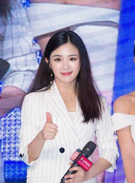 张含韵穿短裙出席活动,浓妆艳抹也难遮皱纹,瞬间暴露实际年龄_条纹