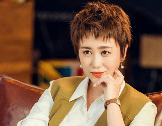 37岁的文章有新电影,剃了头发,青黑色皮肤,女主是39岁的马丽_夹克